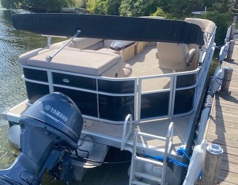 22 Foot Bennington Pontoon on Beautiful Lake Orion