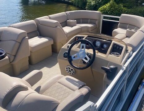 22 Foot Bennington Pontoon on Beautiful Lake Orion
