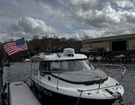 Experience the water in comfort and style at Family Cruiser