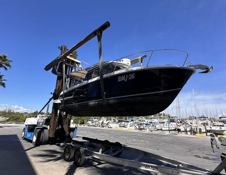 Experience the water in comfort and style at Family Cruiser