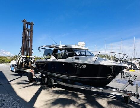 Experience the water in comfort and style at Family Cruiser