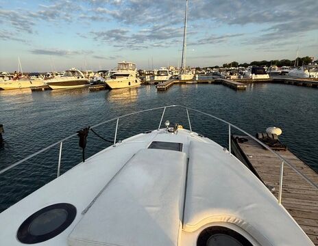 Luxury 33' Sea Ray Yacht Rental in Chicago