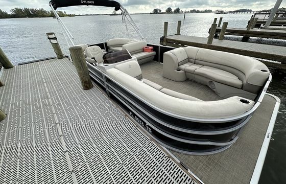 Cypress Cay Pontoon Boat - Live Life With A Breeze On The Potomac