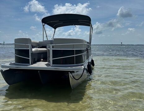 2023 22' Tritoon — Spacious Weekend Cruiser