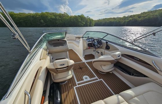 Captained 21' Chapparal 210ssi for up to 6 guests on Lake Hopatcong