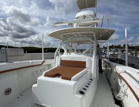 Luxury 42ft Yacht - Restroom Onboard - Great for large groups.
