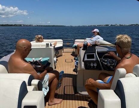 25' Harris Crown Tritoon for up to 12 passengers