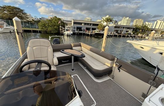 Bayliner XR7 – Better than just a pontoon!