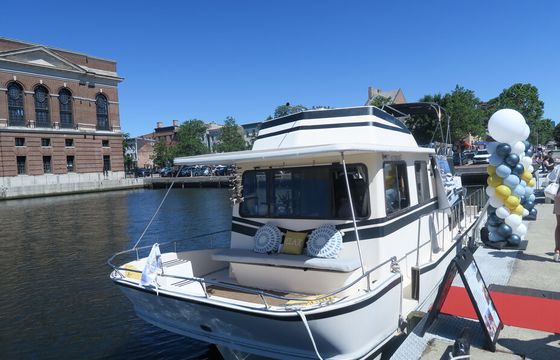 Spacious House-Yacht Perfect for Relaxing on the Water