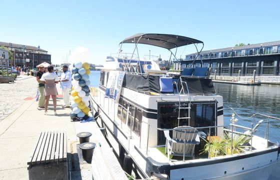 Spacious House-Yacht Perfect for Relaxing on the Water