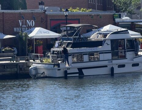 Spacious House-Yacht Perfect for Relaxing on the Water