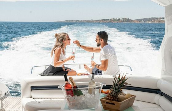 Spacious House-Yacht Perfect for Relaxing on the Water