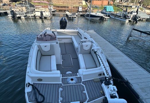 22ft Deck Boat w/200hp Mercury