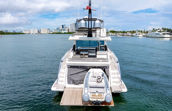 72ft Azimut Luxury Yacht Charter in Miami
