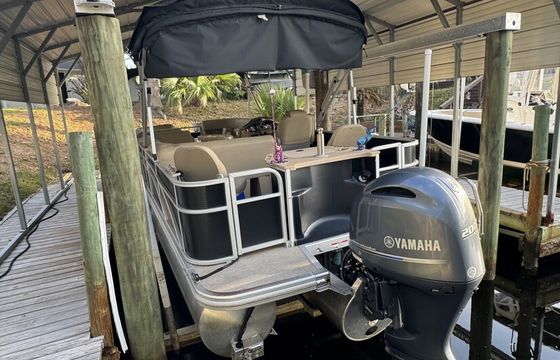 2017 Bennington Tritoon 200hp **ONLY for Tumlin Beach Houseguests**