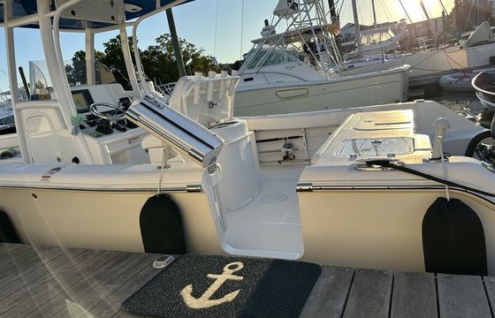 Greenwich's #1 Pristine Gamefish 25 Center Console