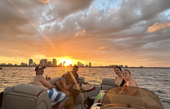 Luxury Berkshire 250 Tritoon – Premium Cruise and Sunset Tours