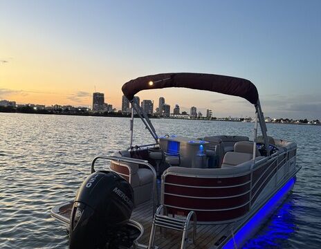 Luxury Berkshire 250 Tritoon – Premium Cruise and Sunset Tours