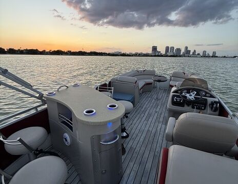 Luxury Berkshire 250 Tritoon – Premium Cruise and Sunset Tours