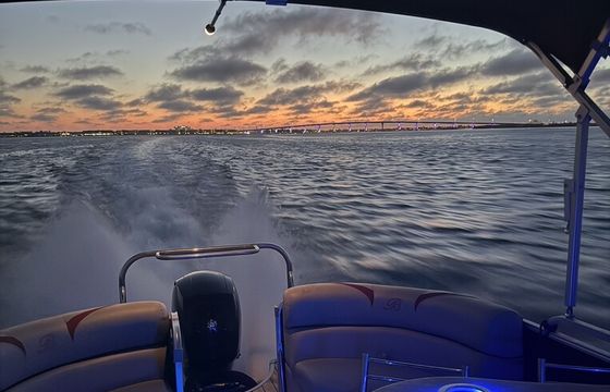 Luxury Berkshire 250 Tritoon – Premium Cruise and Sunset Tours