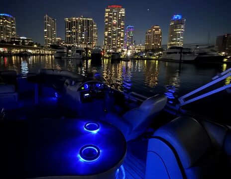 Luxury Berkshire 250 Tritoon – Premium Cruise and Sunset Tours
