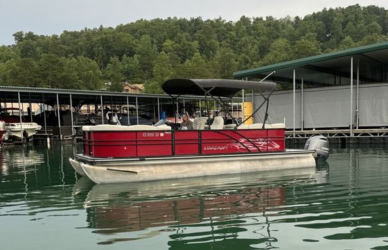 Get ready for a fun day on the water with this 23’ StarCraft tritoon