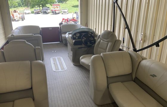 Get ready for a fun day on the water with this 23’ StarCraft tritoon