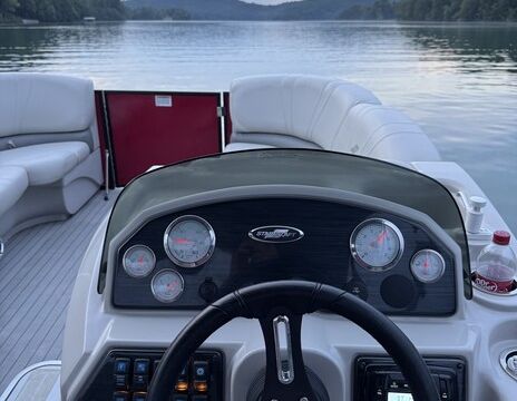Get ready for a fun day on the water with this 23’ StarCraft tritoon
