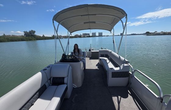 24 Suntracker Tritoon w/ 150 HP Perfect for Group/ Family Fun
