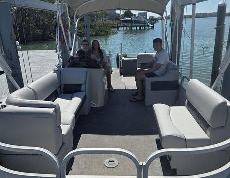 24 Suntracker Tritoon w/ 150 HP Perfect for Group/ Family Fun