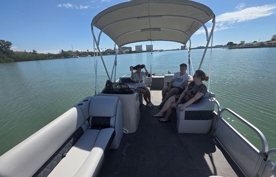 24 Suntracker Tritoon w/ 150 HP Perfect for Group/ Family Fun