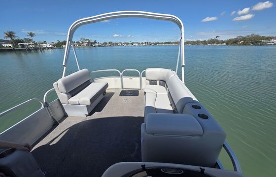 24 Suntracker Tritoon w/ 150 HP Perfect for Group/ Family Fun
