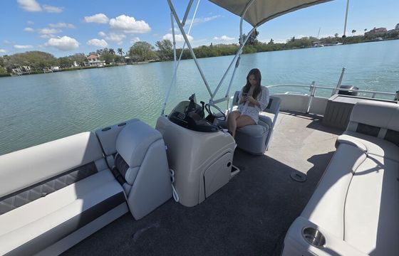 24 Suntracker Tritoon w/ 150 HP Perfect for Group/ Family Fun