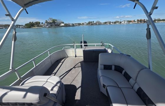 24 Suntracker Tritoon w/ 150 HP Perfect for Group/ Family Fun