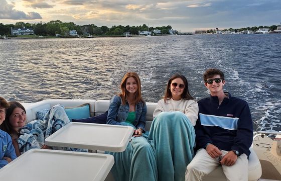 Charter this impeccable Sea Ray Sundancer – 50 Foot Cruiser