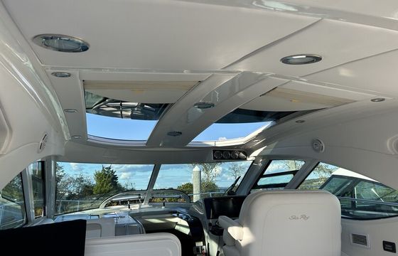 Charter this impeccable Sea Ray Sundancer – 50 Foot Cruiser