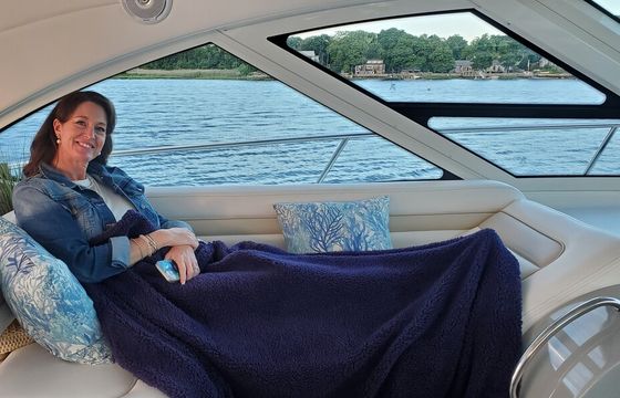 Charter this impeccable Sea Ray Sundancer – 50 Foot Cruiser