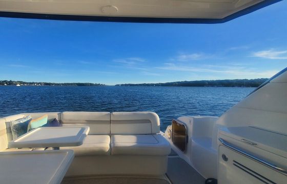 Charter this impeccable Sea Ray Sundancer – 50 Foot Cruiser