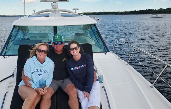 Charter this impeccable Sea Ray Sundancer – 50 Foot Cruiser