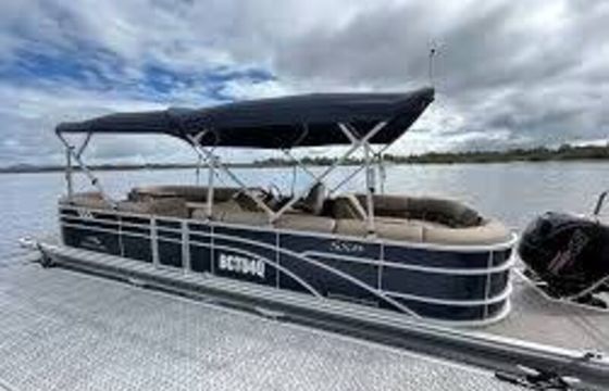 Bennington 25' Tritoon SSBX — Luxe Bowrider for Fun & Performance