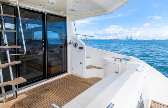 Azimut 45 Flybridge Yacht Party
