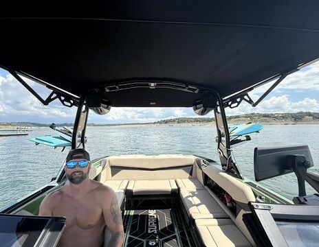 Unforgettable Lake Travis Days – Surf, Chill and Explore!