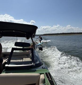 Unforgettable Lake Travis Days – Surf, Chill and Explore!