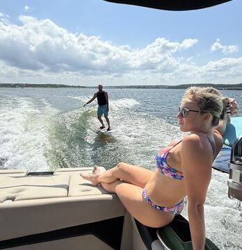 Unforgettable Lake Travis Days – Surf, Chill and Explore!