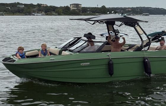 Unforgettable Lake Travis Days – Surf, Chill and Explore!
