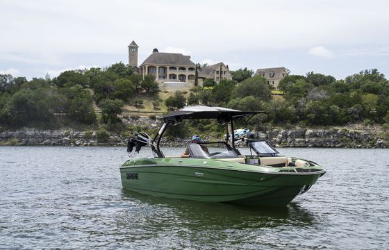 Unforgettable Lake Travis Days – Surf, Chill and Explore!