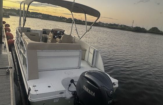 Seafoam Hurricane- Spacious Pontoon Layout &amp; Premium Features