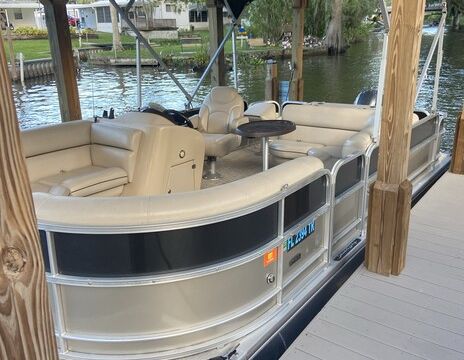 Pontoon FUN in Downtown Tavares on the Harris Chain of Lakes
