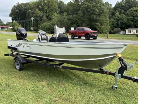 Family-Friendly Lund Fury SS for Fishing and Water Adventures