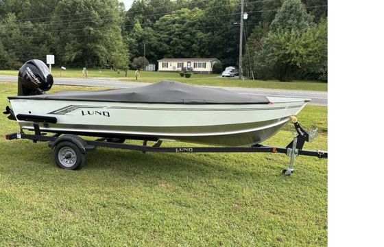 Family-Friendly Lund Fury SS for Fishing and Water Adventures